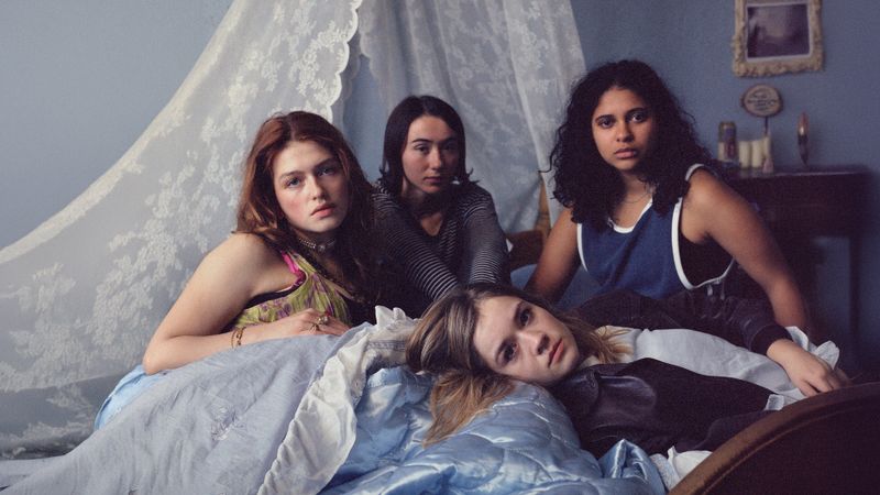 "Danke für Nichts" erzählt die Geschichte von Victoria (Sonja Weißer, von links), Malou (Zoe Stein), Katharina (Lea Drinda) und Ricky (Safinaz Sattar). Gemeinsam leben sie in einer anarchischen Utopie.