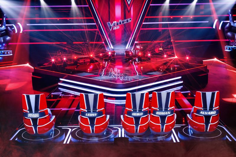 Die Stühle für die "The Voice Kids"-Coaches stehen schon: Michael Patrick Kelly, Leony, HE/RO und Álvaro Soler freuen sich 2026 auf junge Gesangstalente.