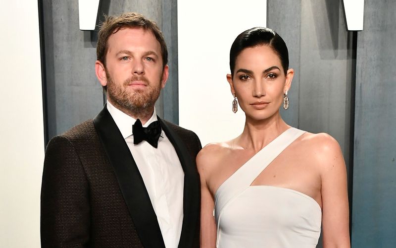 Dass eine Beziehung zwischen einem Model und einem wilden Rocker länger halten kann, als eine Eintagsfliege lebt, dafür steht das Beispiel Lily Aldridge und Caleb Followill. Die beiden sind seit 2007 ein Paar und seit 2011 verheiratet. Und das Produkt ihrer Liebe sind nicht Skandale und Affären, sondern eine 13-jährige Tochter und ein sechs Jahre kleiner Sohn.
