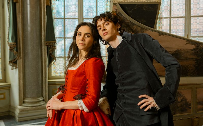 Maria Anna (Havana Joy) und Amadeus Mozart (Eren M. Güvercin) sind beide musikalisch hochbegabt. Doch nur er bleibt der Musikwelt langfristig im Gedächtnis.