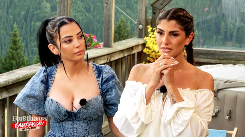 Unter Tränen berichtete Yeliz Koc (rechts, mit Dilara Kruse) im "Forsthaus Rampensau", dass ihr eigentlicher Showpartner, Jimi Blue Ochsenknecht, in Untersuchungshaft sitze.