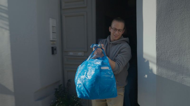 Felix macht beim Packen große Fortschritte.