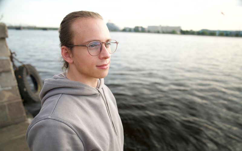 Felix hat einen Traum: Er möchte in Riga ein Semester lang BWL studieren. Ob sein Tourette das zulässt?