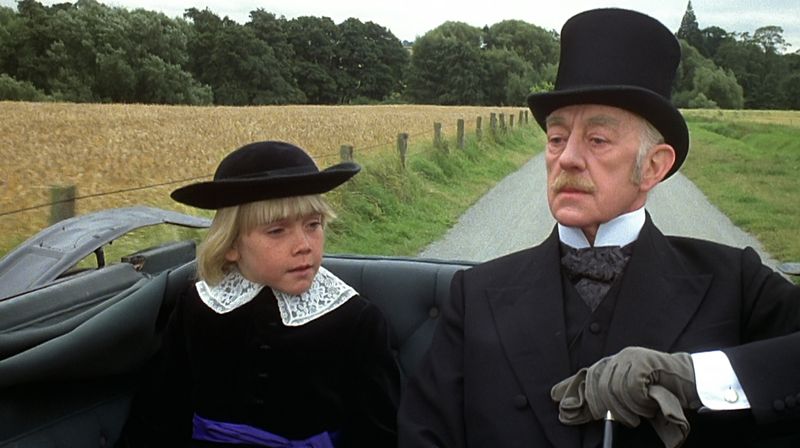 Der kleine Cedric Errol (Ricky Schroder, links) reist auf Wunsch seines Großvaters Earl of Dorincourt (Alec Guinness) nach England. Auf dem Schloss Dorincourt soll der Junge eine standesgemäße Erziehung genießen.