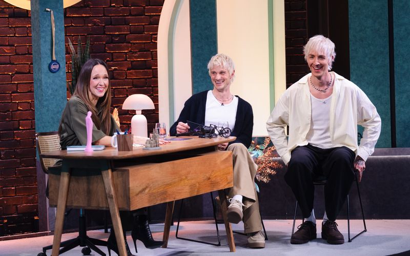 Von den Podcastern Niklas van Lipzig (rechts) und David Martin will Kebekus lernen, wie man ein "moderner Mann" wird.