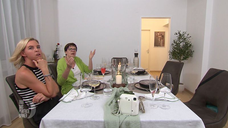 "Das ist kein Benimm!", schimpft Petra über das Verschwinden der Männer vom Tisch