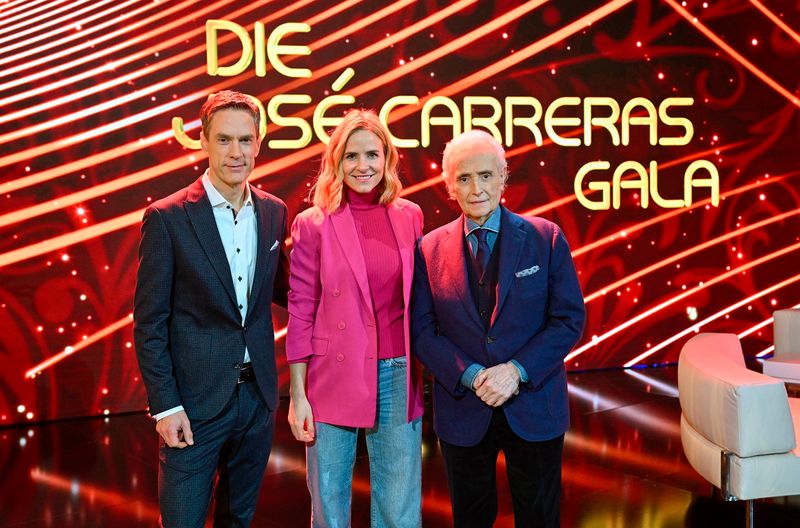 Der MDR sendet live die 31. José Carreras Gala aus der Mega City Leipzig. Sven Lorig (links), Stephanie Müller-Spirra und Gastgeber José Carreras führen durch den Abend.
