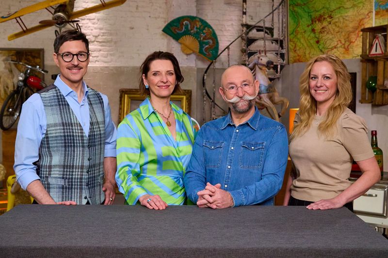 Wurde das "Bares für Rares"-Team durch einen Hacker kompromittiert? Von links: Colmar Schulte-Goltz, Wendela Horz, Moderator Horst Lichter und Annika Raßbach.