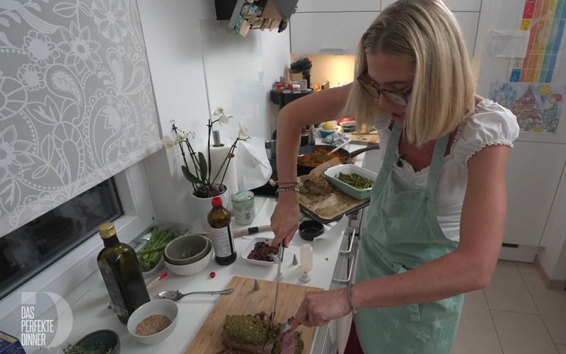 Beim Zerteilen der Lammkrone kommt Renate ins Schwitzen.