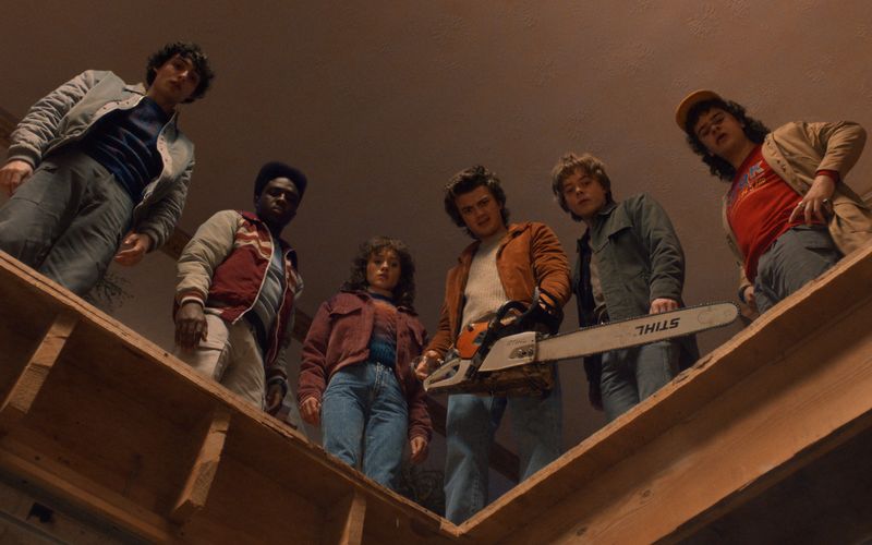 In der verschlafenen Kleinstadt Hawkins sind die kecken Kinder von einst zu Jugendlichen (von links: Finn Wolfhard, Caleb McLaughlin, Natalia Dyer, Joe Keery, Charlie Heaton, Gaten Matarazzo) herangewachsen und wehren sich mit dem passenden Werkzeug gegen die Monster der Schattenwelt.