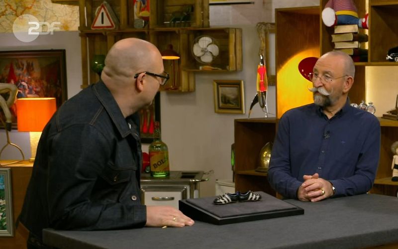 Da ist "Bares für Rares"-Experte Sven Deutschmanek einfach nur baff: In der Freitagsausgabe von "Bares für Rares" offenbarte Horst Lichter eine mehr als überraschende Wissenslücke. Auslöser waren ein Fanartikel von der WM 1966 ...