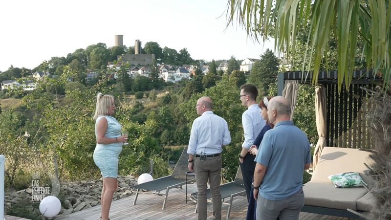 Volker, André, Carola und Andi (von linkns) staunen über Kingas selbstgebaute Gartenoase mit Blick auf die Burg.