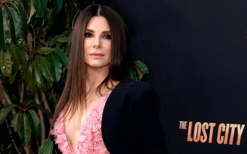 Mehr als 30 Jahre ist es her, seit Sandra Bullock mit "Speed" (1994) in die Riege der Hollywood-Topstars aufstieg. Obwohl die Schauspielerin als absoluter Publikumsliebling gilt, war auch sie nicht vor privaten und beruflichen Rückschlägen gefeit, wie die Galerie zeigt.