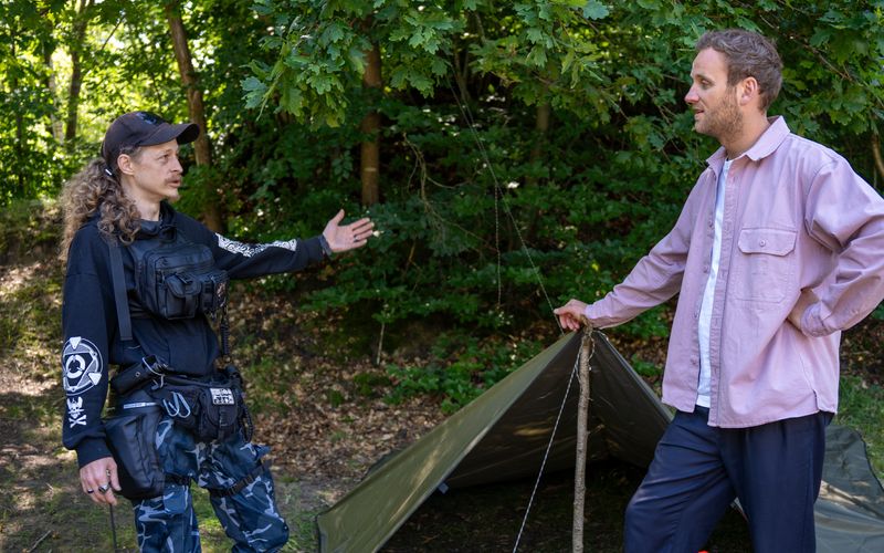 Konstantin Barz (links) schildert Leon Windscheid, worauf es als Prepper ankommt.