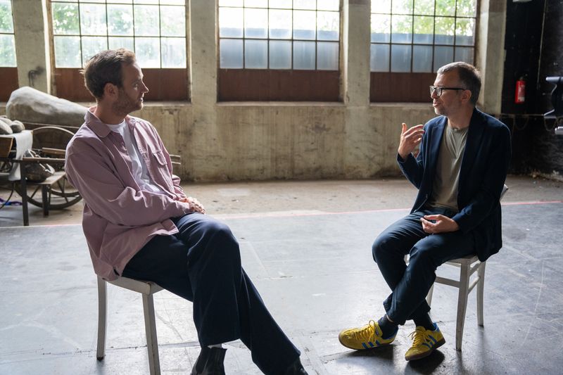 Wissenschaftler Julian Genner (rechts) forscht unter anderem über Prepper.