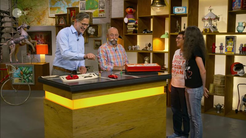 Auch Detlev Kümmel schien ganz in seinem Element zu sein, als er die kleinen Autos mithilfe eines Lenkstabs auf den Spielstraßen manövrierte. "Kannst du auch rückwärts fahren?", fragte Lichter ganz neidisch und der Experte führte aus. "Jetzt bist du rückwärts über rot gefahren, der Lappen ist weg", spottete Lichter und Kümmel konterte: "Petze." 