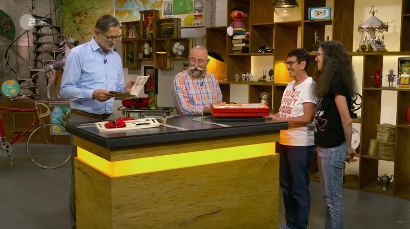 Horst Lichter konnte sich in der Montagsausgabe der ZDF-Trödelshow "Bares für Rares" kaum zurückhalten, als er das alte Schuco-Spielzeug auf dem Tresen sah. Die Verkäuferin hingegen konnte den hohen Schätzpreis kaum glauben. Und einem Händler wurde mit dem Verkehrsspiel sogar ein Geständnis entlockt ... 