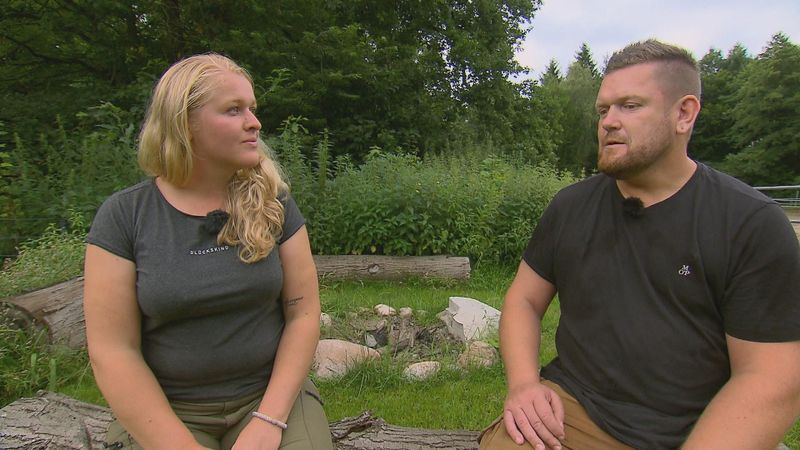 Krisengespräch: Hofherr Christoph eröffnet Insa, dass er nach Hause will.