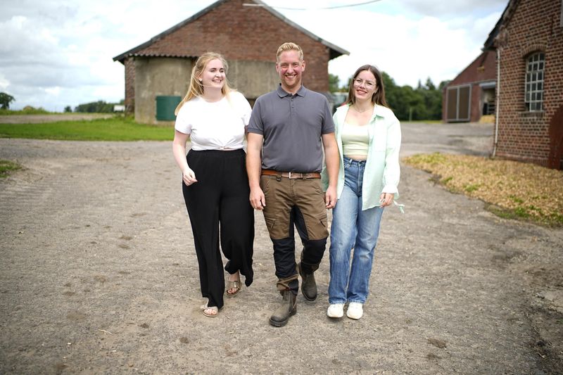 Hofdame Jenny (rechts) findet Daniels Fauxpas amüsant.