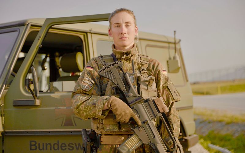 Alina ist Offizierin bei der Bundeswehr. Trotzdem wird sie nicht immer ernstgenommen, findet sie. Als Frau müsse sie sich mehr beweisen, als ihre Kameraden.
