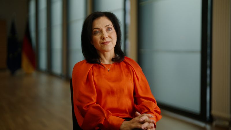 Spürt man einen Stimmungswechsel zum Guten hin in Deutschland, wie ihn Friedrich Merz bei seinem Amtsantritt versprach? Katherina Reiche (CDU) ist seit 6. Mai 2025 Bundesministerin für Wirtschaft und Energie im Kabinett Merz - und antwortet auf diese Frage des Filmemachers Klaus Scherer.