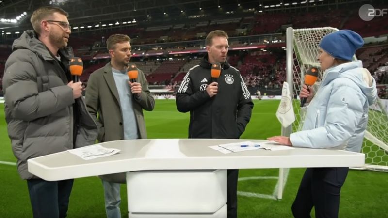 Katrin Müller-Hohenstein (rechts) mit den Experten Per Mertesacker und Christoph Kramer sowie Bundestainer Julian Nagelsmann vor dem WM-Qualifikationsspiel Deutschland - Slowakei.