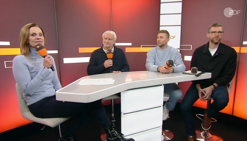Sportdirektor Rudi Völler (Zweiter von links) schaute nach dem 6:0-Triumph gut gelaunt zum Talk im ZDF-Studio vorbei.