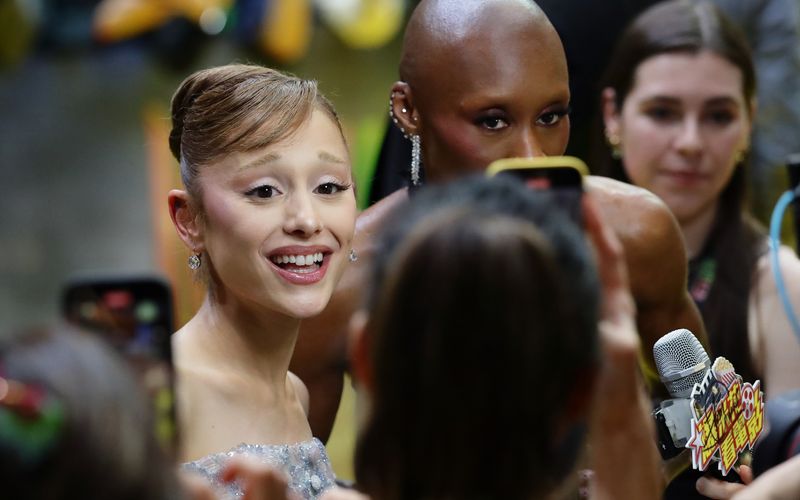 Ariana Grande (links) war bei der Premiere von "Wicked: For Good" in Singapur von einem Mann bedrängt worden. Der 26-Jährige wurde nun zu neun Tagen Haft verurteilt. 