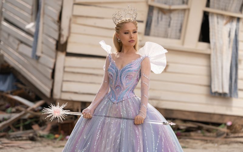 Glinda (Ariana Grande) wird von den Bewohnern von Oz als leuchtendes Vorbild verehrt.
