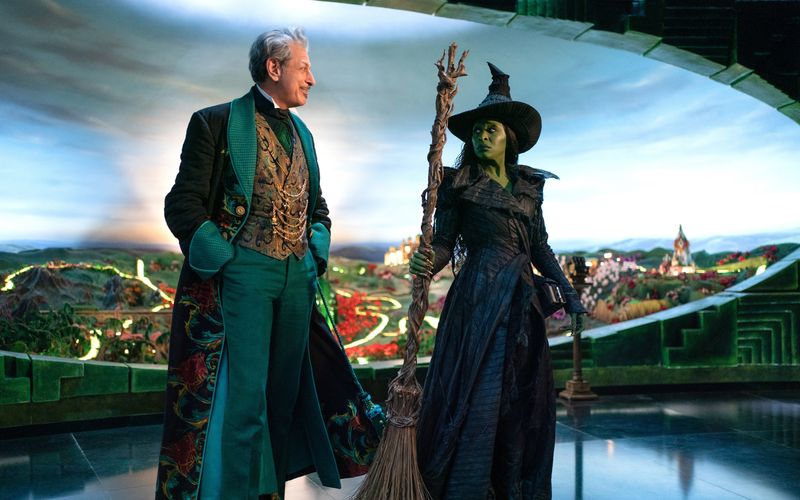 Elphaba (Cynthia Erivo) hat keine Lust, dem Zauberer von Oz (Jeff Goldblum) die Hand zu reichen.