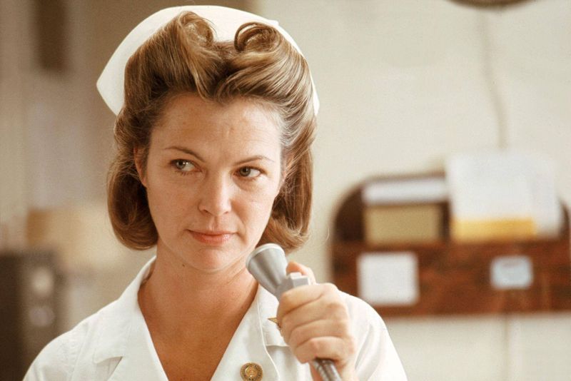 Dass "Einer flog über das Kuckucksnest" , der vor genau 50 Jahren, am 19. November 1975, seine Weltpremiere feierte, heute als einer der besten Filme aller Zeiten gilt, liegt auch an ihr: Louise Fletcher erhielt für ihre Darstellung der fiesen Oberschwester Mildred Ratched einen Oscar. Doch was macht einen "guten" Bösewicht aus? Das "American Film Institut" versuchte sich 2003 an einer Antwort und kürte die 50 größten Schurkinnen und Schurken der Filmgeschichte ...
