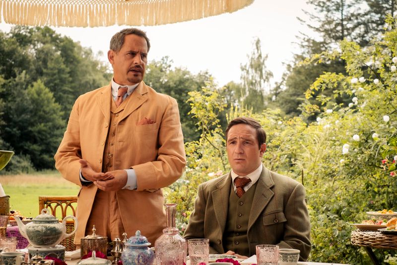 Der charmante Franzose Mr. Pommeroy (Moritz Bleibtreu) und der zurückhaltende Mr. Winterbottom (Frederick Lau) wollen das Herz der jungen Miss Sophie erobern. 