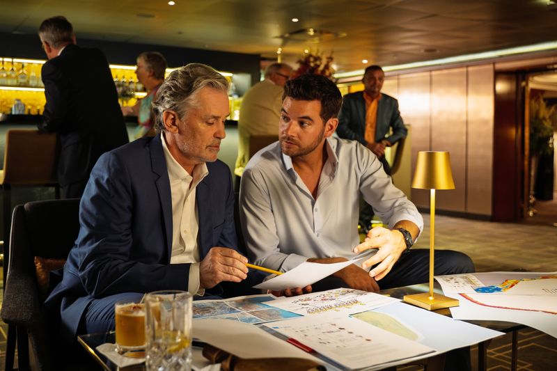 Der Landschaftsgärtner Basti Kugler (Max König, rechts) soll auf Bora Bora ein Grundstück finden, auf dem Ulrich von Stein (Timothy Peach) einen Korallengarten zum Naturschutz anlegen kann.