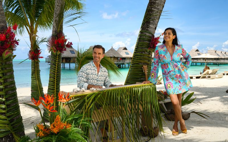 Ganz zufällig steht ein Klavier am Strand von Bora Bora. Da möchte Schiffsärztin Dr. Jessica Delgado (Collien Fernandes) natürlich gerne hören, was Kapitän Max Parger (Florian Silbereisen) an den Tasten so drauf hat.