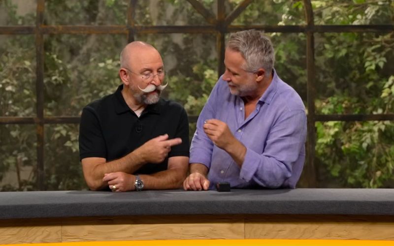 Was eine Verkäuferin in der Dienstagsausgabe von "Bares für Rares" (ZDF) auf den Tisch legte, war winzig klein, hatte aber das Potenzial für große Gefühle. Ein Händler gab in der Sendung ein handfestes Versprechen fürs Jawort!

