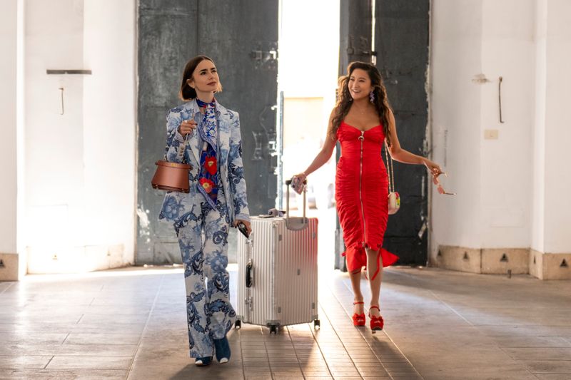 Mindy (Ashley Park, rechts) ist immer an Emilys (Lily Collins) Seite. 