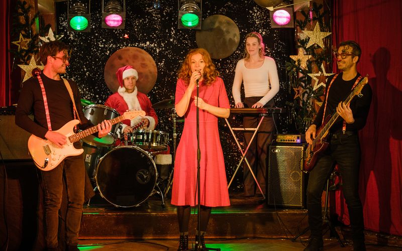 Zum Abschluss stimmen Hauke (Hinnerk Schönemann, zweiter von links) am Schlagzeug, Jule (Marleen Lohse, Mitte) und Hannah (Jana Klinge) noch ein gemeinsames Weihnachtslied an. 
