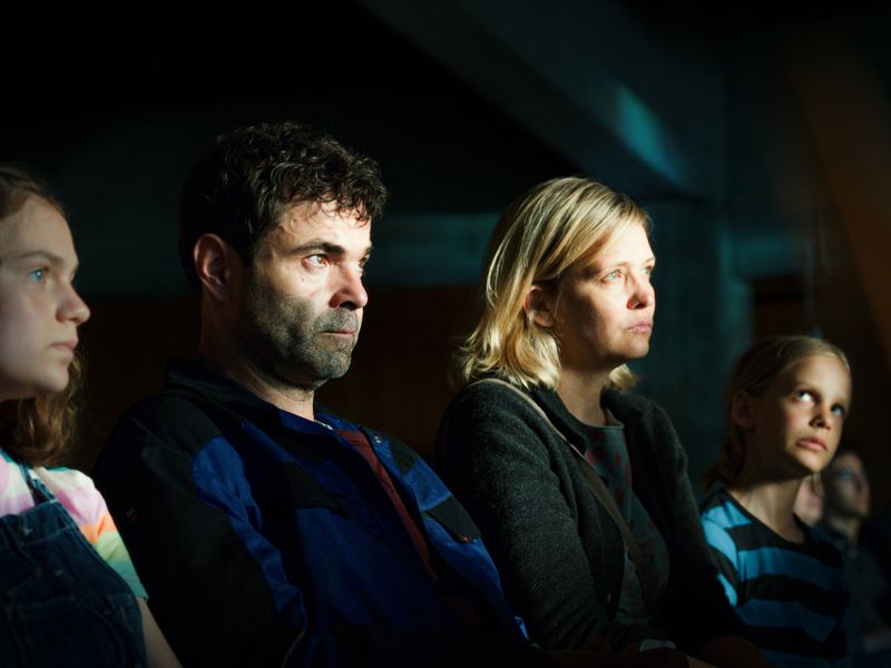 Barbara (Laura Tonke, rechts) und Thomas (Andreas Döhler, links) wollen auf den Jupiter reisen.