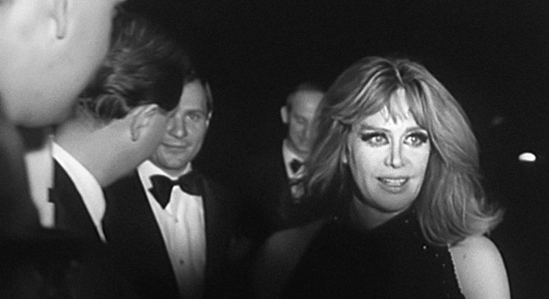 Hildegard Knef nach einem Konzertauftritt in der Berliner Philharmonie 1968. Ihre Bühnenauftritte (ab 1963) liebte sie über alles.
