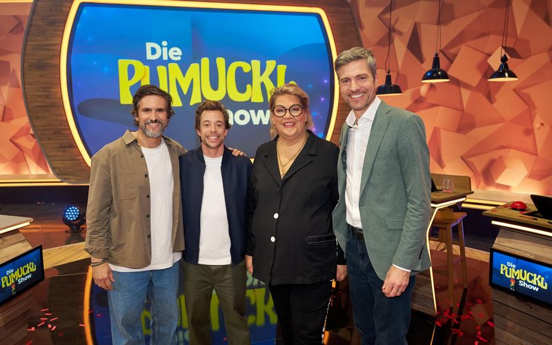 In der ersten Ausgabe der neuen "Pumuckl Show" kämpfen Tom Beck (links), Ilka Bessin und Ingo Zamperoni (rechts) um 50.000 Euro für einen guten Zweck. Moderiert wird der familienfreundliche Spielspaß von Tobias Krell, alias "Checker Tobi".