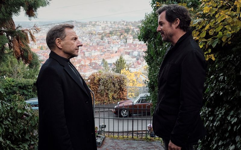 Schöne Stadt, traurige Leben: Die Ermittler Sebastian Bootz (Felix Klare, rechts) und Thorsten Lannert (Richy Müller) diskutieren im "Tatort: Überlebe wenigstens bis morgen" vor Stuttgarter Kulissen über die Einsamkeit der Jungen.