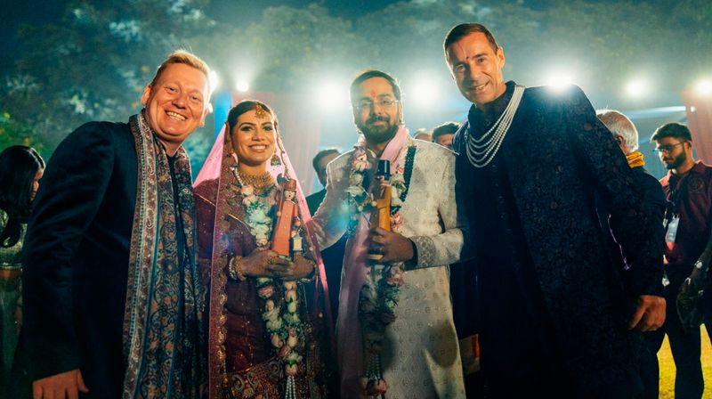 Auf ihrer Reise verschlägt es Kai Pflaume (rechts) und Jens "Knossi" Knossalla (links) unter anderem zu einer Hochzeit nach Indien.