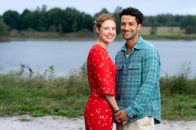 Minna (Meriel Hinsching) und Lucas (Rojan Juan Barani) kommen sich schnell näher.