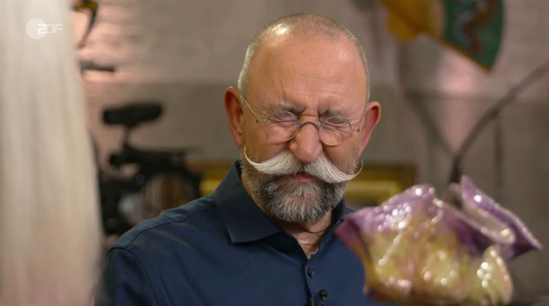 In der Mittwochsausgabe von "Bares für Rares" (ZDF) sorgte eine skurrile Keramik aus dem großelterlichen Schrank für Stirnrunzeln: Horst Lichter zeigte sich nicht wirklich begeistert - und selbst die Händler rätselten, welche botanische Kuriosität die Dame auf dem Kopf trug.