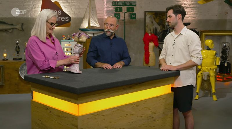 "Ich weiß gar nicht, was das sein soll", wunderte sich Lichter sichtbar irritiert. Fachkundig stellte er jedoch fest, dass die Figur aus Steingut und nicht aus Porzellan gefertigt war - und zwar von der Karlsruher Majolika. Expertin Friederike Werner ließ wissen, dass die traditionsreiche Manufaktur 1901 gegründet und 2024 geschlossen wurde.