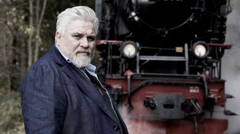 Dorfsheriff Frank Koops (Aljoscha Stadelmann) ermittelt im neunten "Harter Brocken"-Fall vor Dampflok- und Western-Kulisse.