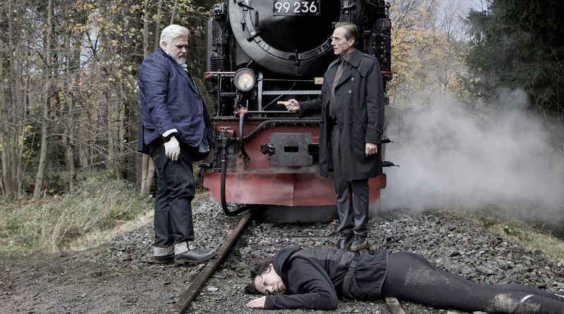 Eine tote Polizistin auf den Gleisen: Das LKA schickt Ermittler Oliver Mienle (André M. Hennicke, rechts), der Sheriff Frank Koops (Aljoscha Stadelmann) zwielichtig vorkommt.