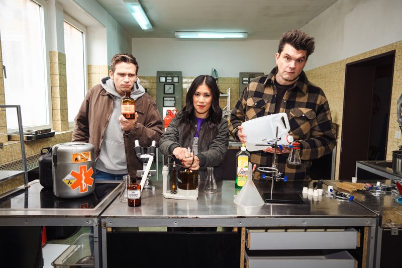 Kann das explodieren? Hoffentlich! So könnte das Motto der neuen Auflage von "Nicht nachmachen!" lauten, diesmal moderiert von Mai Thi Nguyen-Kim, Fabian Köster (links) und Lutz van der Horst.