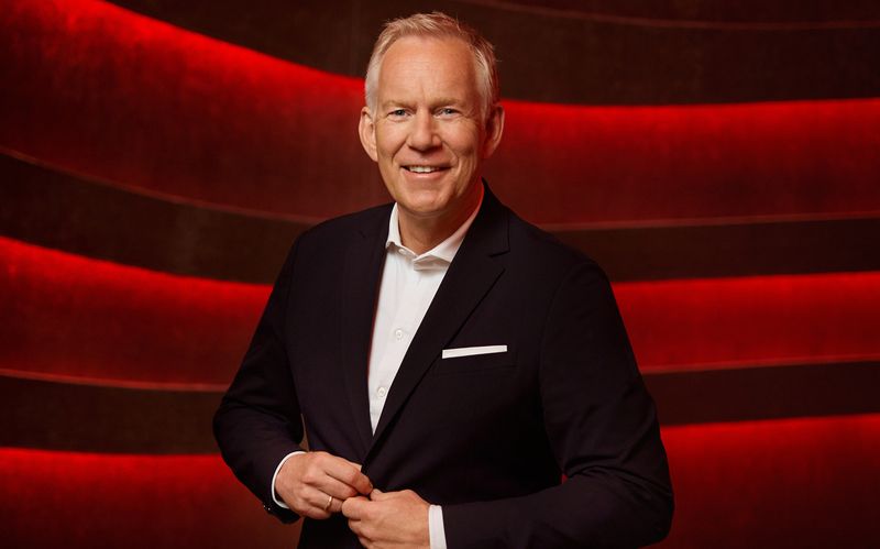 Was schützt uns vor dem Verzweifeln in dunklen Zeiten? Für den Jahresabschluss hat sich Johannes B. Kerner in Schale geschmissen: Der 60-Jährige moderiert vier große ZDF-Formate zum Jahresende und denkt darüber nach, was in schwierigen Zeiten besonders wichtig ist.