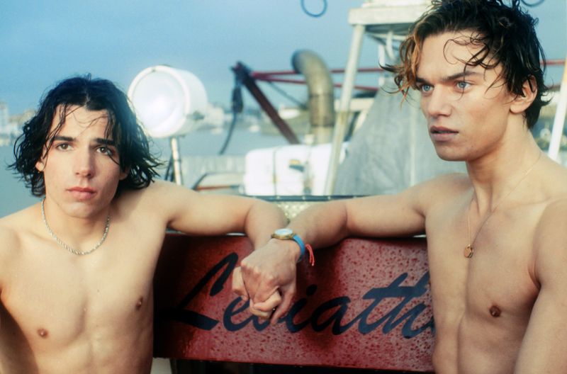 Martin (Joann Brezot, links) und Alexandre (Félix Nebel) sind sehr verschieden und doch enge Freunde. Im Sommer lernen die beiden Jungs aus dem Badeort Les Sables-d'Olonne ein schönes Mädchen kennen, das mit seiner Pariser Familie die Großmutter besucht. Die Bande jenes Sommers erzählt die Serie "Die Jahreszeiten" bis ins Jahr 2022 weiter.